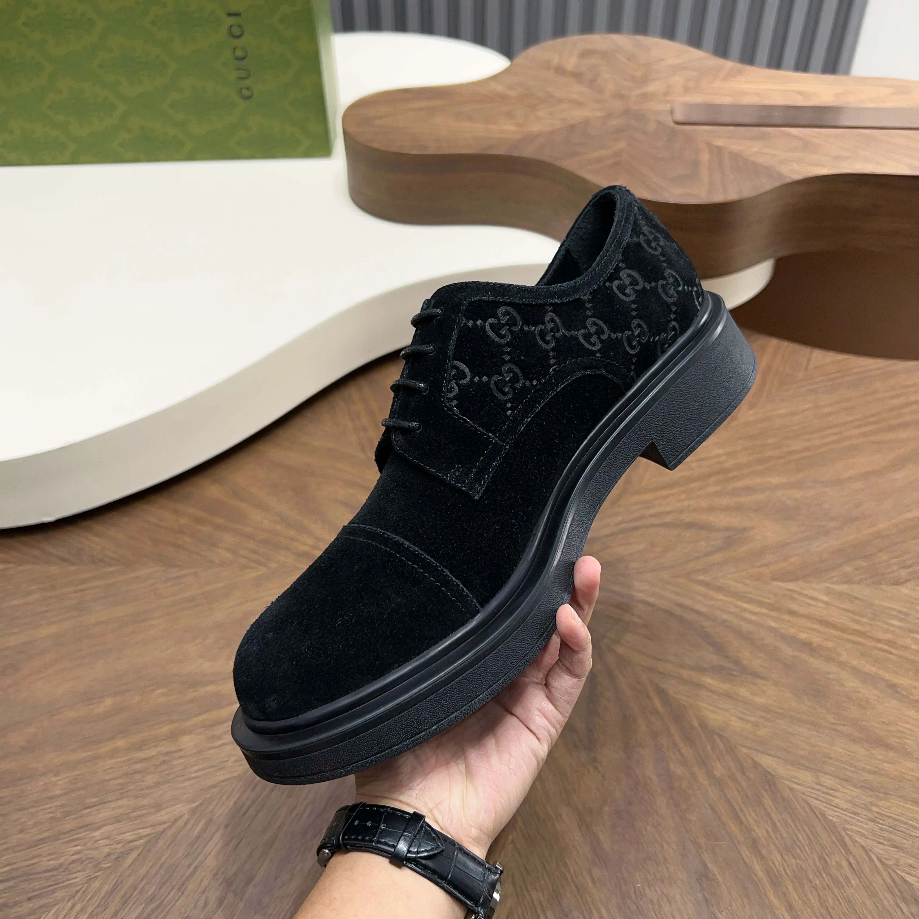💰780 Gucci/Gucci new men’s lace-up shoes with GG details, matte cow leather derby shoes! The design of this men's lace-up shoe is rooted in the brand's heritage. Crafted from premium waxed cow leather, it is embellished with GG printed embossed suede leather details, a nod to Gucci's iconic monogram. The rubber sole decorated with GG pattern adds a touch of modern fashion to this design. Typical three-joint style design. European and American classic version, full calfskin lining. The overall upper texture is soft and the lining is comfortable and breathable. 2CM thickened soft rubber sole, easy to control. Versatile and stylish upper foot, multiple colors available to meet different matching needs, complete package! Size: 39-40-41-42-43-44 leather shoe size (38.45.46 can be customized)
